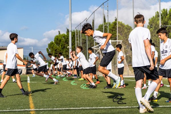 Jugador de fútbol entrenando para alcanzar el alto rendimiento en el fútbol